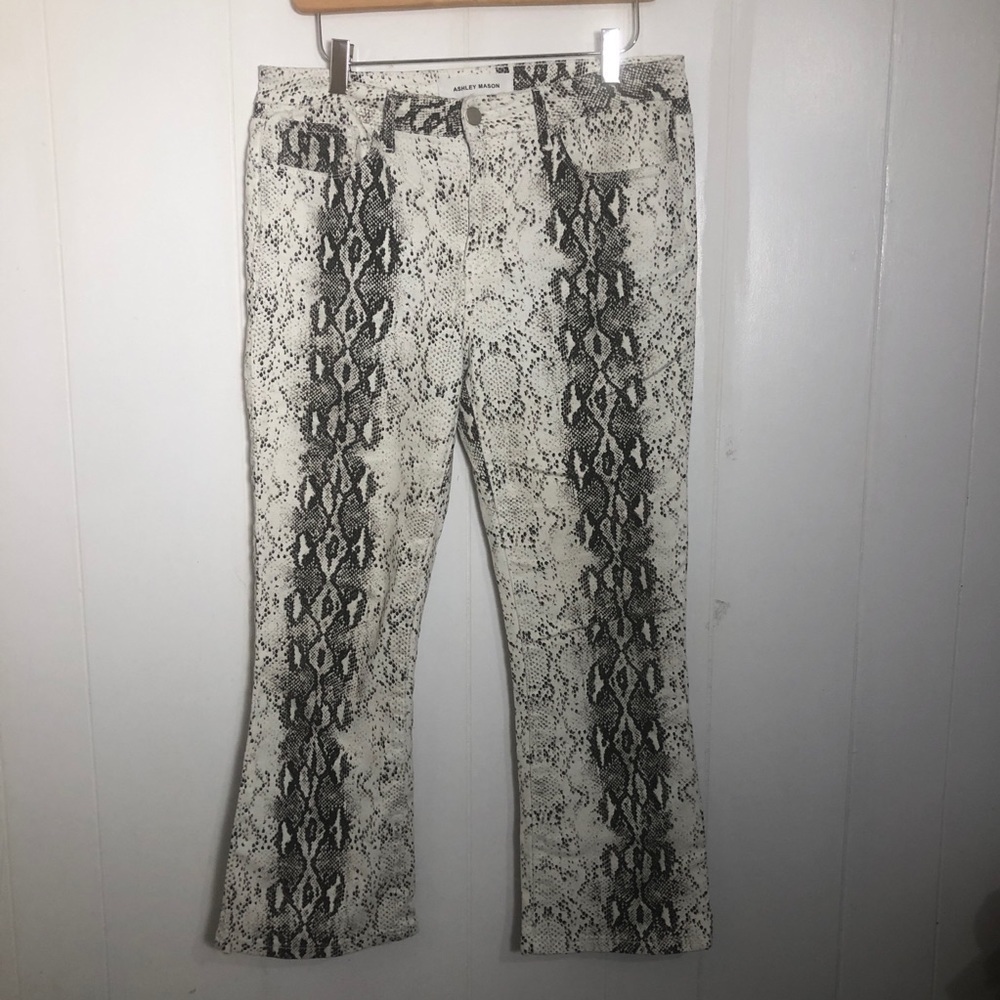 - Womens White/Grey stretchy Capris Post. LikeNEW 11
